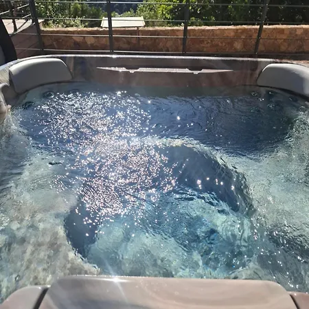 Domaine Le Chemin Des Oliviers Jusqu'A 12 Personnes Maison 3 Chambres 8 Personnes Avec Piscine Et Ou Maisonnette Studio Et Tente Bulle 4 Personnes Avec Jacuzzi וילה